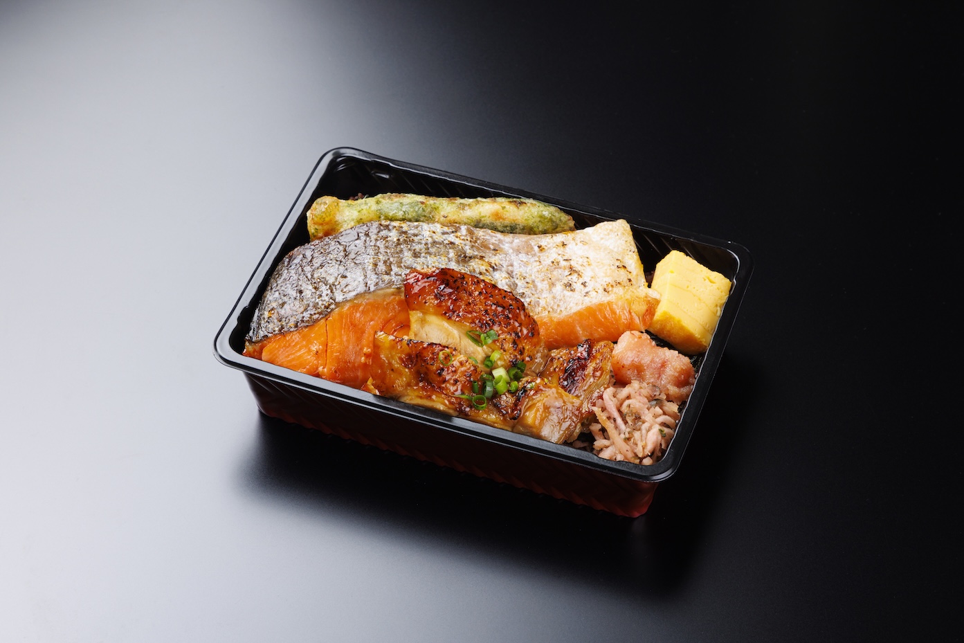 大名海苔弁｜銀鮭と鶏の照り焼きが一折に