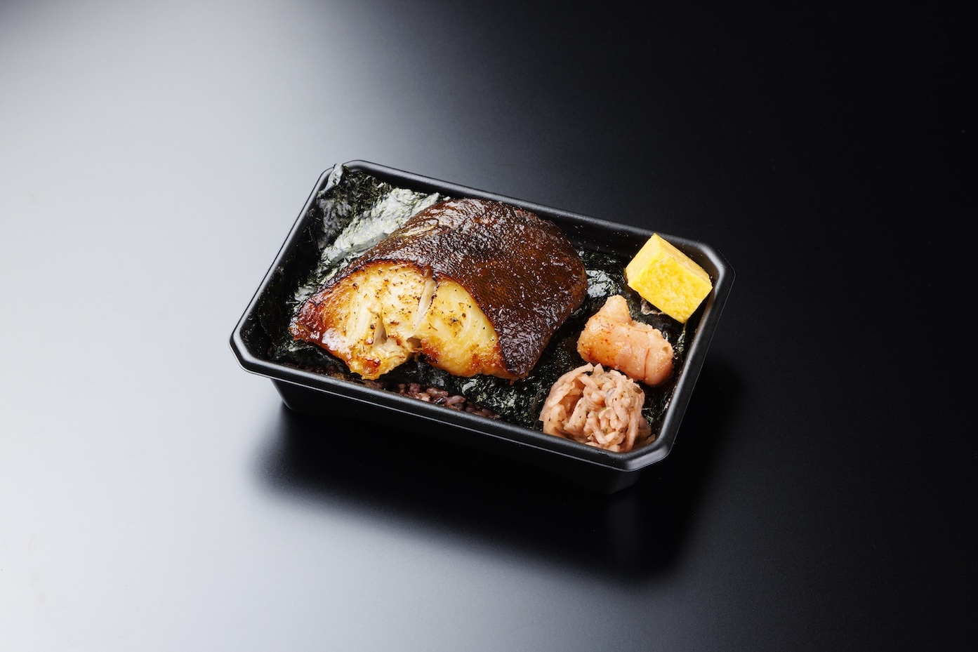 店内手切りの新メニュー「銀だらの西京焼き海苔弁」